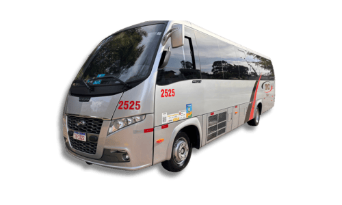 Frota de vans e micro-ônibus da TC Tur para transporte universitário.