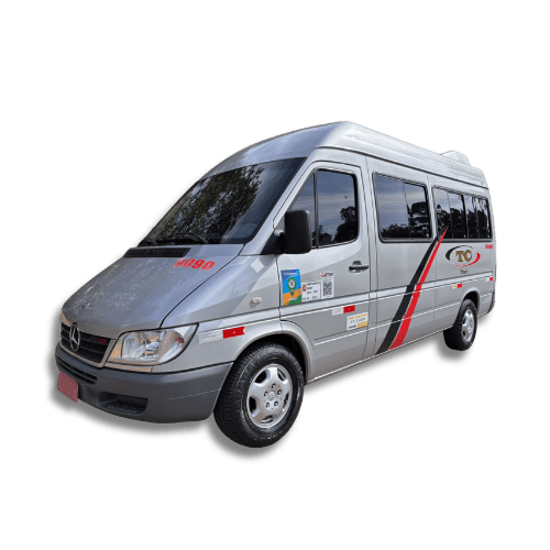 Frota de vans e micro-ônibus da TC Tur para transporte universitário.