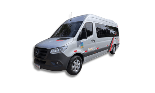 Frota de vans e micro-ônibus da TC Tur para transporte universitário.