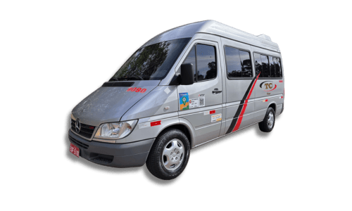 Frota de vans e micro-ônibus da TC Tur para transporte universitário.